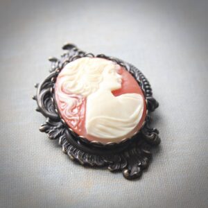 Traditional Shell Color Art Nouveau Cameo Brooch /Pendant