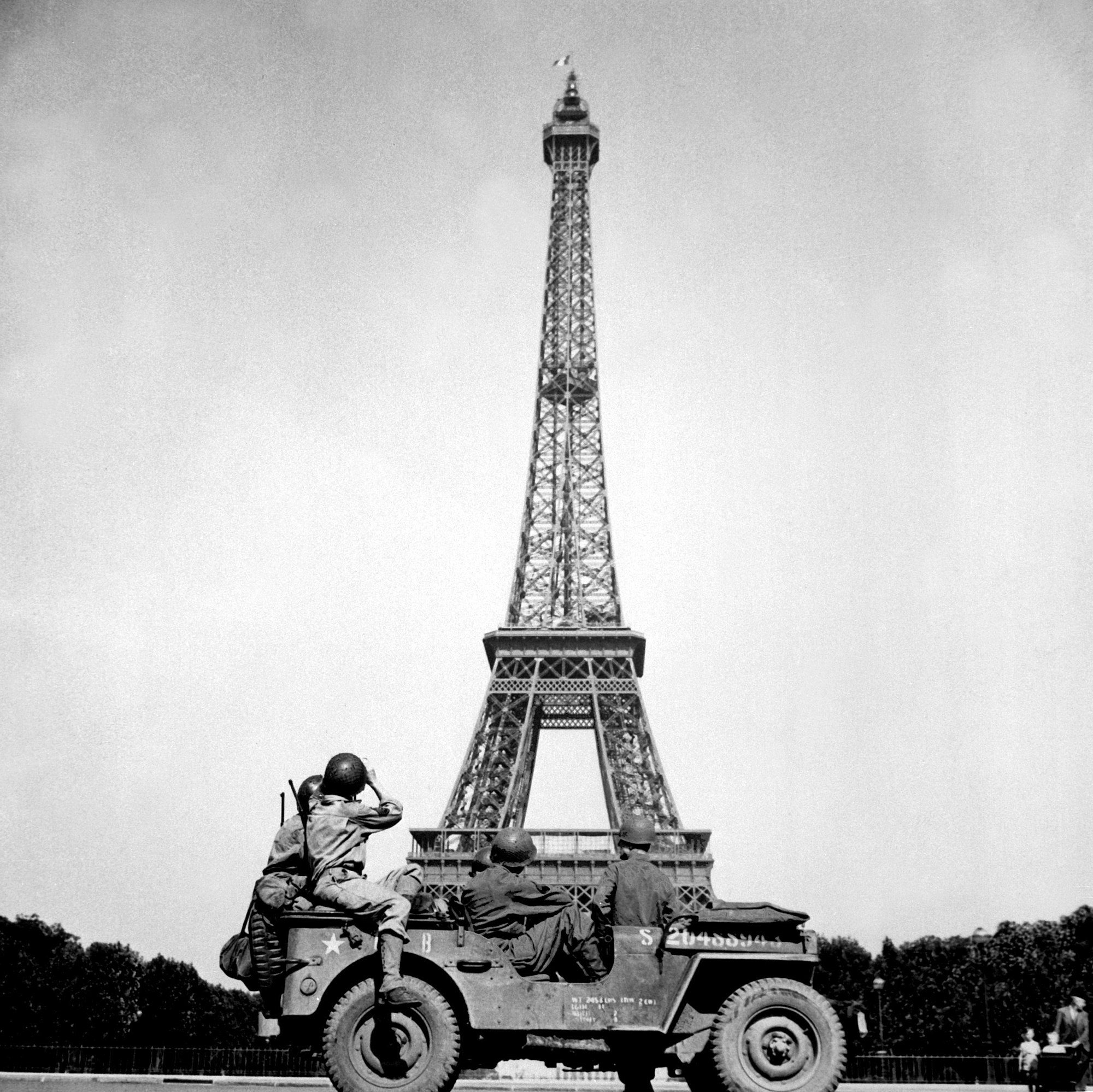 August 25, 1944 — The Liberation of Paris: Victory Under the Eiffel Tower
